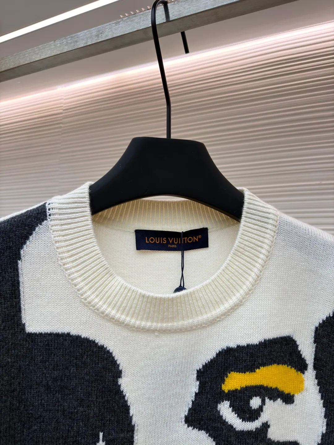 LOUIS VUITTON Portrait Grimace Jacquard Sweater ●Original version: 13100 purchase and development ●Item number: 1681807-B50 ●Fabric: wool blended fabric ●Technology: jacquard knitting ●Color: off-white ●Version: fitted version ●Weight: about 470 grams ●Size: XS-S-M-L ●Description: This human face jacquard sweater is made of 12-needle high-density worsted wool blend yarn, with a soft and crisp texture. The main face pattern uses intarsia jacquard technology, and is precisely interwoven with multi-color yarns such as black, blue, and green. There are no floating lines on the edges of the pattern, and the color levels are clear and not easy to fall off. The collar, cuffs and hem are all made of ribbed edge technology, which has excellent elasticity and will not deform after long-term wear. The seams on the body are double-needle seamed, and the details are reinforced and durable; the shoulders are made of seamless weaving technology, so there are no indentations and a better fit when worn. The overall shape is adapted to various body shapes through three-dimensional tailoring, and the manual measurement error is controlled within ±3cm, taking into account both design and practical wearability. The overall wiring is straight and delicate, the fabric is comfortable and soft, and the color is consistent without color difference. It can be matched with the same style to create a fashionable look and control various occasions. Customized accessories, complete with three standards, same style for men and women!